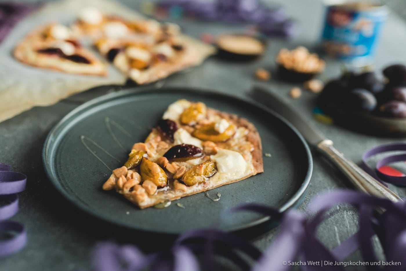 Erdnuss Vollkorn Flammkuchen ültje 9 | Am heutigen Freitag gibt es eine ganze Menge zu feiern!! Wir sind nun hochoffiziell Erdnuss Botschafter aus Überzeugung und passend dazu feiern wir heute den Tag der Erdnuss. Also lasst die Korken knallen! Wenn es um Partyfood geht, dann mögen wir es simpel und mega lecker. Flammkuchen sind einfach immer eine tolle Idee. Also haben wir die Erdnuss mit einem süßen Erdnuss-Vollkorn-Flammkuchen hochleben lassen.