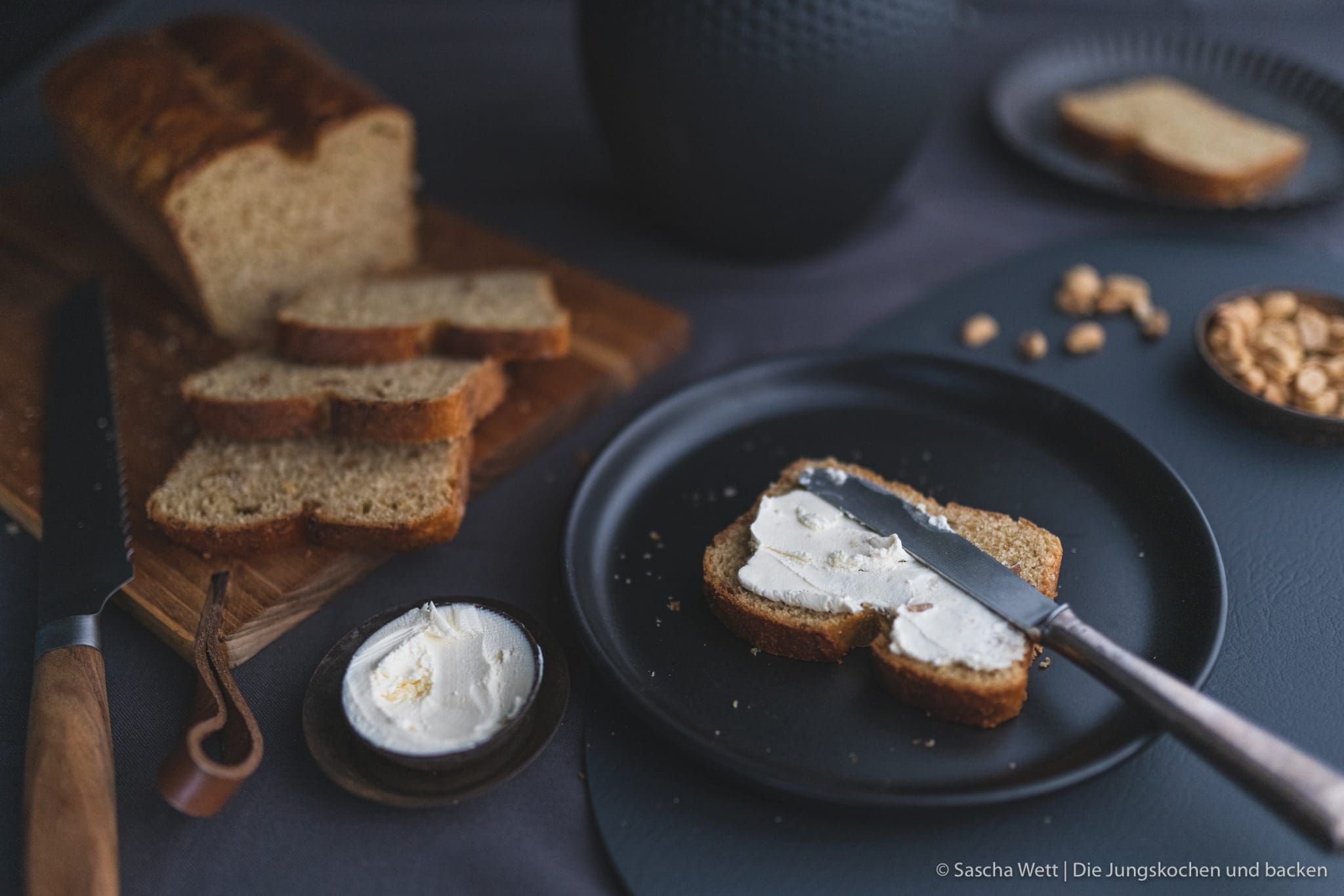 Selbstgebackenes Brot mit Erdnüssen