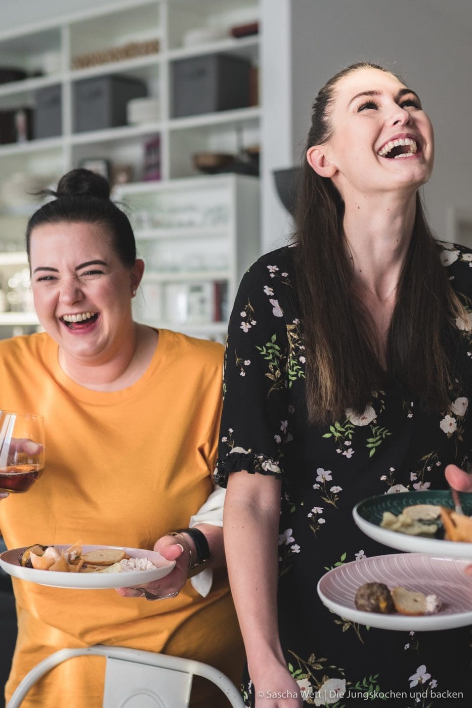 Finger Food ItsMyMatch VilleroyBoch 28 | Heute haben wir gleich drei Rezept für euch im Gepäck. Drei schnell zu bereitete Ideen, die ihr für eure nächste Geburtstags- oder auch Einweihungsparty ganz einfach zubereiten könnt. Bei so einer Party hat man eh schon immer soviel zu tun, dass man sich um das Essen nur noch nebenher Gedanken machen möchte. Daher ist es super, wenn ihr das gut vorbereiten könnt. Da ist Fingerfood einfach die beste Option!