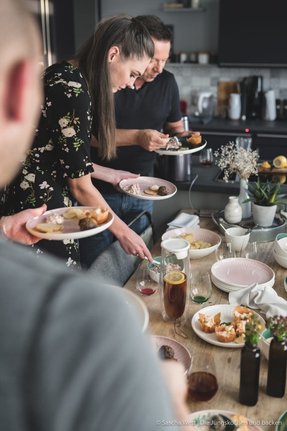 Finger Food ItsMyMatch VilleroyBoch 30 | Heute haben wir gleich drei Rezept für euch im Gepäck. Drei schnell zu bereitete Ideen, die ihr für eure nächste Geburtstags- oder auch Einweihungsparty ganz einfach zubereiten könnt. Bei so einer Party hat man eh schon immer soviel zu tun, dass man sich um das Essen nur noch nebenher Gedanken machen möchte. Daher ist es super, wenn ihr das gut vorbereiten könnt. Da ist Fingerfood einfach die beste Option!