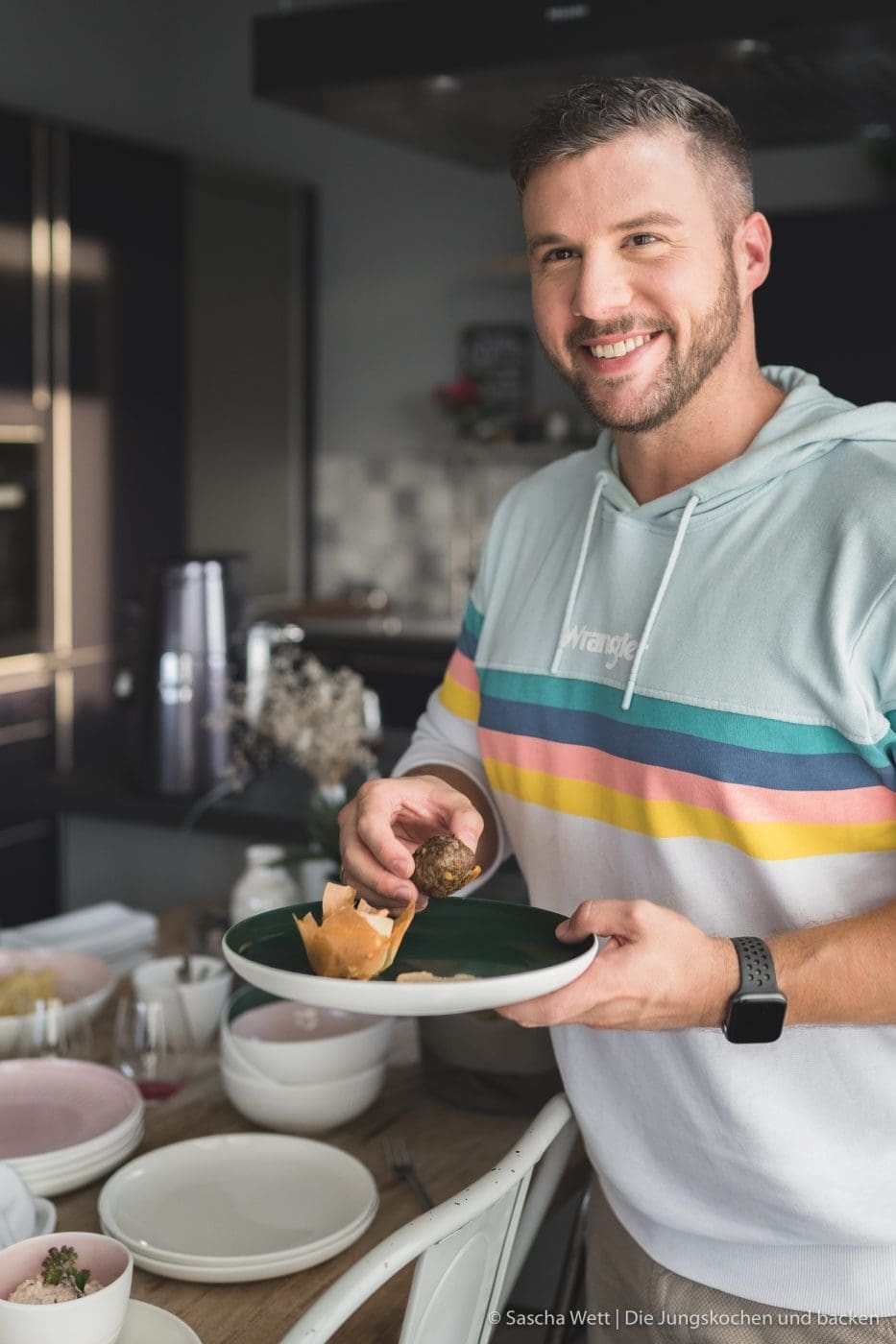 Finger Food ItsMyMatch VilleroyBoch 37 | Heute haben wir gleich drei Rezept für euch im Gepäck. Drei schnell zu bereitete Ideen, die ihr für eure nächste Geburtstags- oder auch Einweihungsparty ganz einfach zubereiten könnt. Bei so einer Party hat man eh schon immer soviel zu tun, dass man sich um das Essen nur noch nebenher Gedanken machen möchte. Daher ist es super, wenn ihr das gut vorbereiten könnt. Da ist Fingerfood einfach die beste Option!