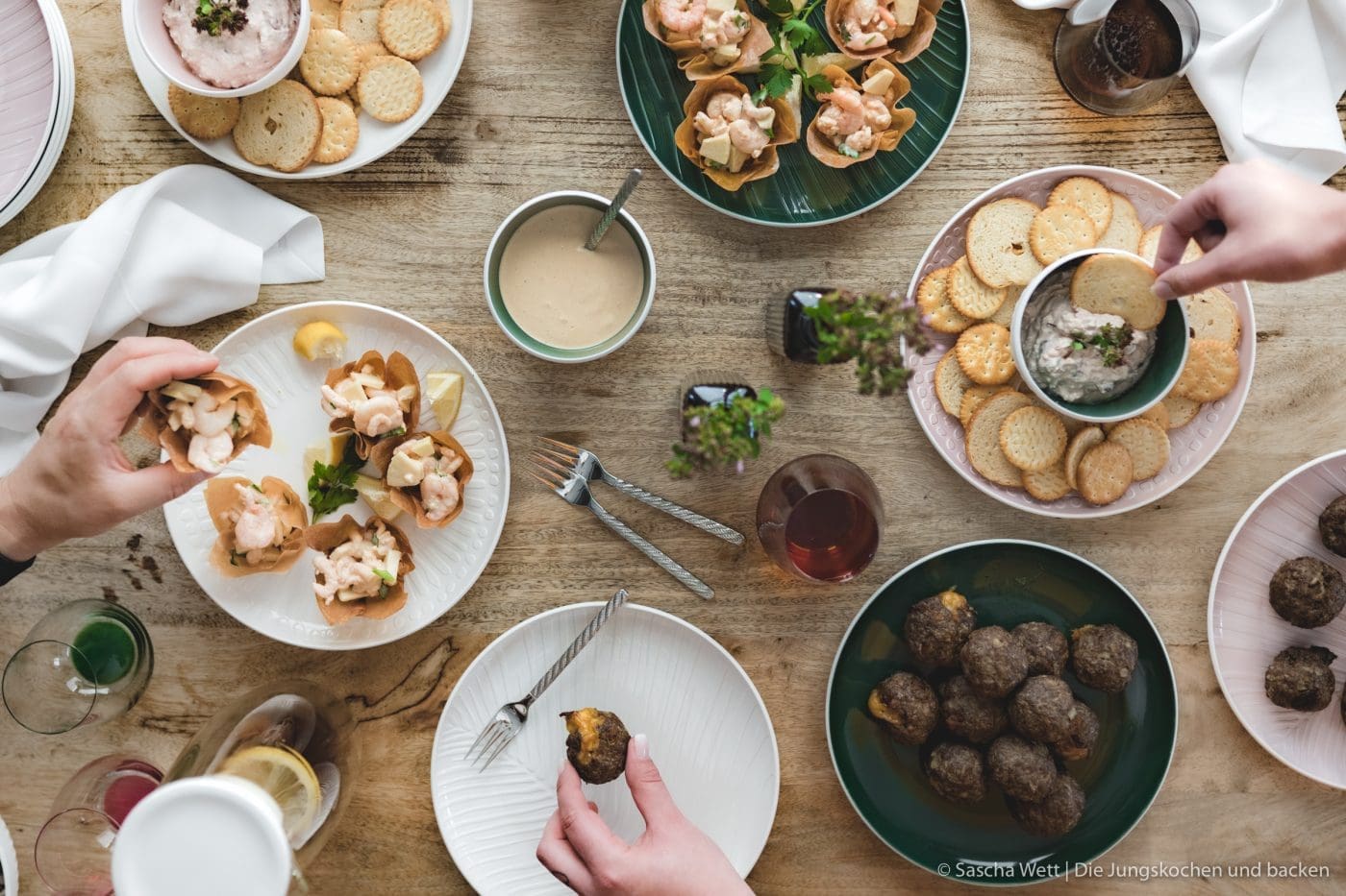 Finger Food ItsMyMatch VilleroyBoch 6 | Heute haben wir gleich drei Rezept für euch im Gepäck. Drei schnell zu bereitete Ideen, die ihr für eure nächste Geburtstags- oder auch Einweihungsparty ganz einfach zubereiten könnt. Bei so einer Party hat man eh schon immer soviel zu tun, dass man sich um das Essen nur noch nebenher Gedanken machen möchte. Daher ist es super, wenn ihr das gut vorbereiten könnt. Da ist Fingerfood einfach die beste Option!