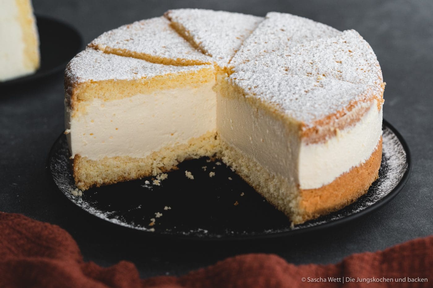 Käse Sahne Torte Verpoorten 10 | Wir beide haben schon seit ganz langer Zeit vor, eine für uns ganz besondere Torte selber einmal zuzubereiten. Die Käse-Sahne-Torte. Warum etwas ganz Besonderes? Irgendwie hatten unsere beiden Omas eine Vorliebe dafür. Die Käse-Sahne-Torte kam sowohl bei Oma Lore, als auch bei Saschas Oma Frieda immer wieder auf den Kaffeetisch, wenn sich Gäste angekündigt hatten oder ein Feiertag anstand. Allerdings haben sie den damals nicht so fruchtig verfeinert, wie wir heute.