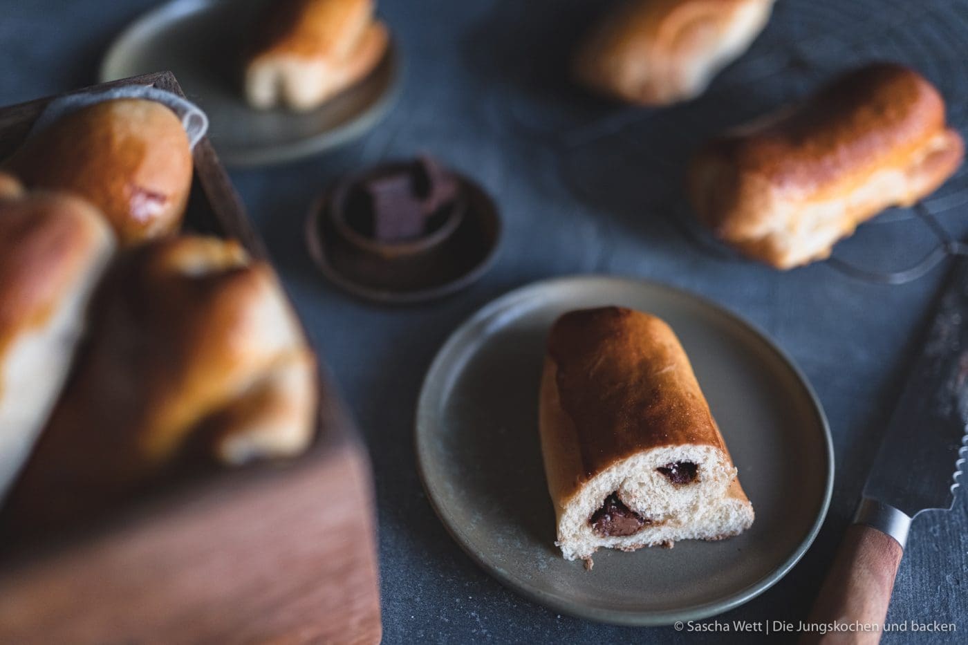 Nougat-Schokobrötchen 8 Nougat Schokobtötchen 2 | Das heutige Rezept ist mehr als unerwartet und spontan entstanden, aber das ist ja meistens keine schlechte Sache - ganz im Gegenteil. Torsten kam mit einem ganzen Haufen an Schokolade nach Hause. Aber nicht irgendeine Schoki, sondern mit unserer allerliebsten Nougat-Schokolade auf der Welt! Nicht, dass wir die guten Stücke nicht auch einfach so ruckzuck hätten vernichten können, aber irgendwie hatten wir beide den Gedanken, damit etwas anzustellen, bzw. zu backen. Das Ende der Geschichte sind diese super fluffigen und unfassbar leckeren Nougat-Schokobrötchen.