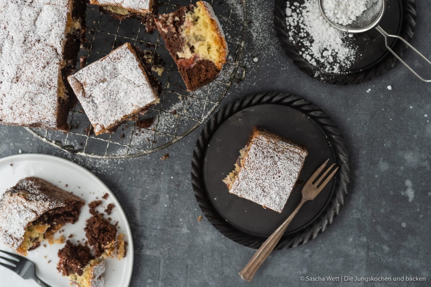 Pflaumen-Marmorkuchen 7 Pflaumen Marnorkuchen 6 | Als ich letzte Woche ein paar Tage unterwegs war, hat Torsten wohl die Langeweile gepackt. Das führt dann in der Regel zu einer Vielzahl an Backwerken, Eingemachtem und anderen neuen Rezepten. Von einem anderen Rezept hatte er nämlich noch eine gute Portion Pflaumen übrig, die geradezu danach geschrien hat, verarbeitet zu werden. Also hat mich, als ich am Samstag nach Hause kam, dieser wunderbar saftige Pflaumen-Marmorkuchen angelacht.