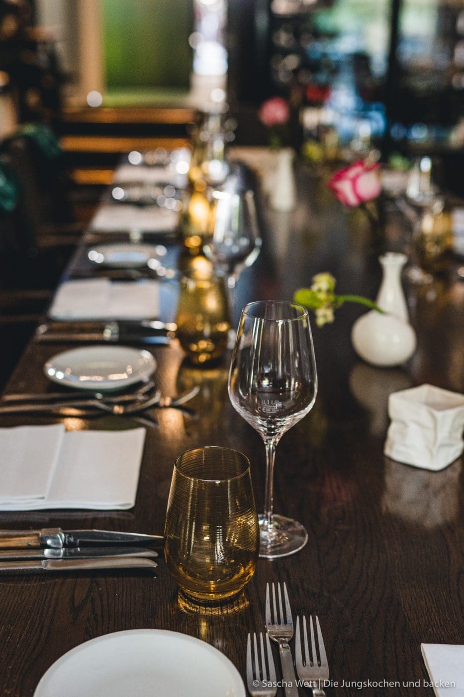 Wildschwein-Cheeseburger mit Zwetchgenchutney 14 Wildschwein Burger Kerrygold 12 | Heute haben wir eine super leckere Burgerkreation von Torsten mit im Gepäck - Wildschwein-Cheeseburger mit Zwetchgenchutney. Der eine oder andere von euch hat den Burger auch schon vor ein paar Wochen bei Instagram erspäht! Wir waren nämlich mit unserem Partner Kerrygold im schönen München. Dort haben wir aber nicht nur geschlemmt, sondern waren auch fleißig. Wir durften dort mit 50€ bewaffnet über den Viktualienmarkt flitzen und haben unseren ganz persönlichen Burger kreiiert. Torsten hat mit seinem Wildschwein-Chesseburger den zweiten Platz gemacht und daher wollen wir ihn euch natürlich nicht vorenthalten.