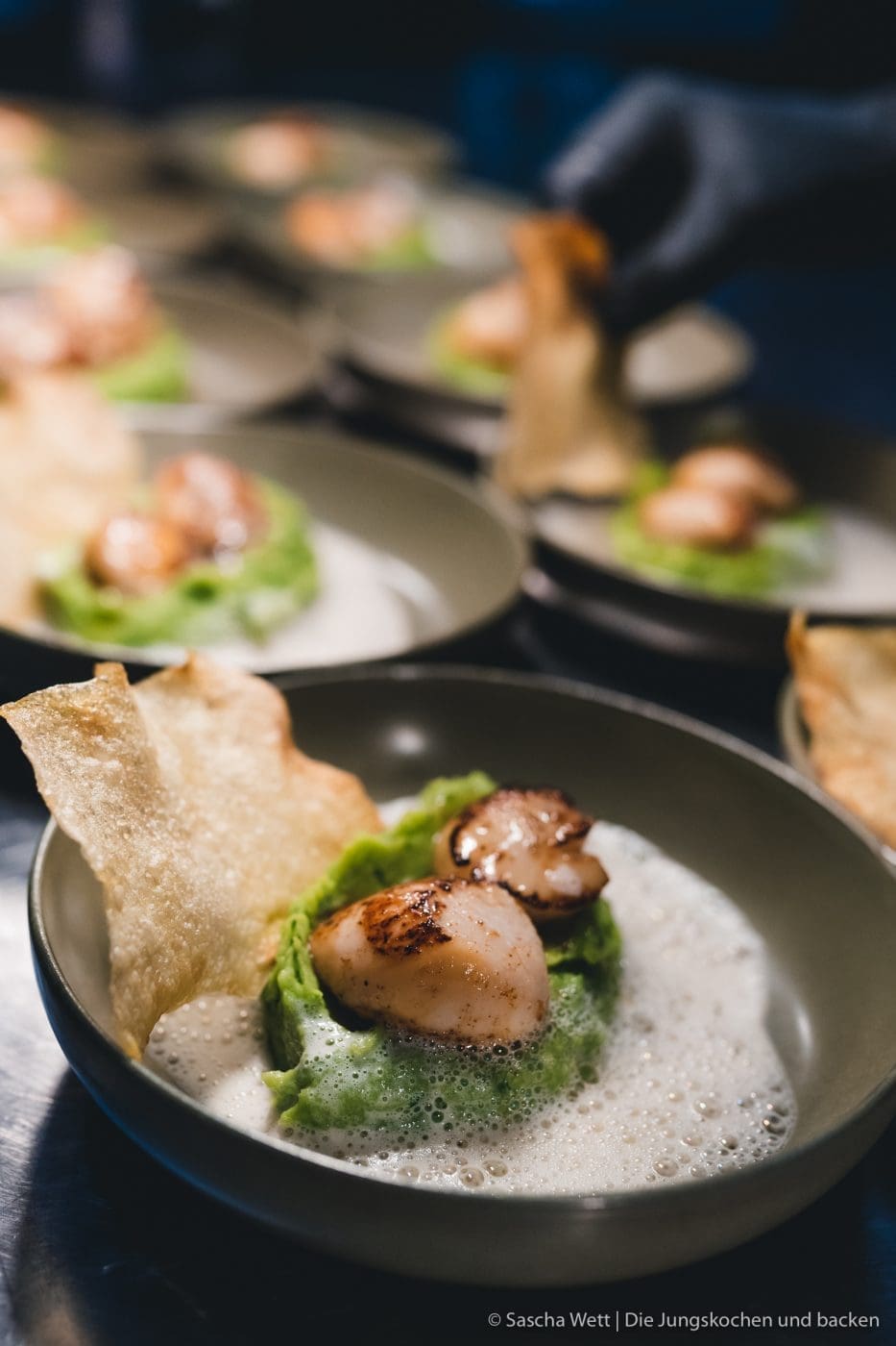 Wildschwein-Cheeseburger mit Zwetchgenchutney 10 Wildschwein Burger Kerrygold 25 | Heute haben wir eine super leckere Burgerkreation von Torsten mit im Gepäck - Wildschwein-Cheeseburger mit Zwetchgenchutney. Der eine oder andere von euch hat den Burger auch schon vor ein paar Wochen bei Instagram erspäht! Wir waren nämlich mit unserem Partner Kerrygold im schönen München. Dort haben wir aber nicht nur geschlemmt, sondern waren auch fleißig. Wir durften dort mit 50€ bewaffnet über den Viktualienmarkt flitzen und haben unseren ganz persönlichen Burger kreiiert. Torsten hat mit seinem Wildschwein-Chesseburger den zweiten Platz gemacht und daher wollen wir ihn euch natürlich nicht vorenthalten.