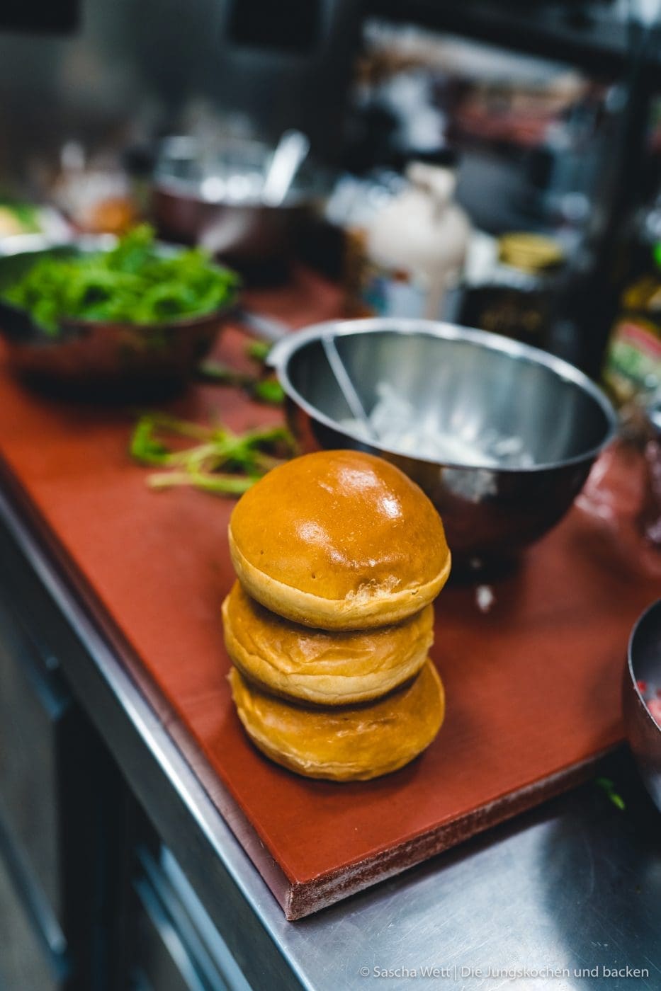 Wildschwein-Cheeseburger mit Zwetchgenchutney 15 Wildschwein Burger Kerrygold 37 | Heute haben wir eine super leckere Burgerkreation von Torsten mit im Gepäck - Wildschwein-Cheeseburger mit Zwetchgenchutney. Der eine oder andere von euch hat den Burger auch schon vor ein paar Wochen bei Instagram erspäht! Wir waren nämlich mit unserem Partner Kerrygold im schönen München. Dort haben wir aber nicht nur geschlemmt, sondern waren auch fleißig. Wir durften dort mit 50€ bewaffnet über den Viktualienmarkt flitzen und haben unseren ganz persönlichen Burger kreiiert. Torsten hat mit seinem Wildschwein-Chesseburger den zweiten Platz gemacht und daher wollen wir ihn euch natürlich nicht vorenthalten.