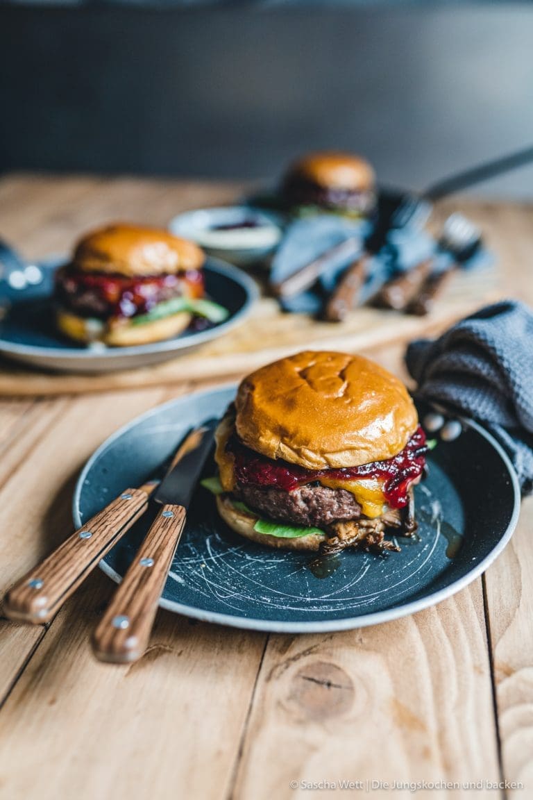 Wildschwein-Cheeseburger mit Zwetschgenchutney