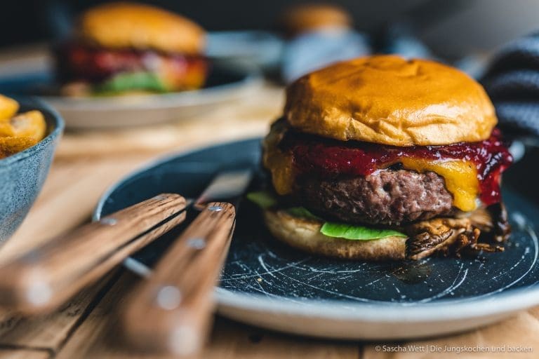 Rezepte im August – 14 spätsommerliche Lieblingsrezepte 2 Wildschwein Burger Kerrygold 46 | Rezepte im August heißt für uns: Spätsommer in seiner besten Form. Die Tomaten sind jetzt auf dem Höhepunkt, Zwetschgen, Pflaumen und Beeren läuten die zweite Sommerhälfte ein, Melonen sind süß wie nie – und der Grill läuft sowieso noch jeden Abend. Aus dieser Fülle haben wir euch vierzehn Lieblingsrezepte zusammengestellt: von bunten Grillspießen und schnellem Caprese Flatbread über frische Salate und jede Menge Kuchen mit Spätsommerobst bis zu eiskalter Erfrischung im Glas.