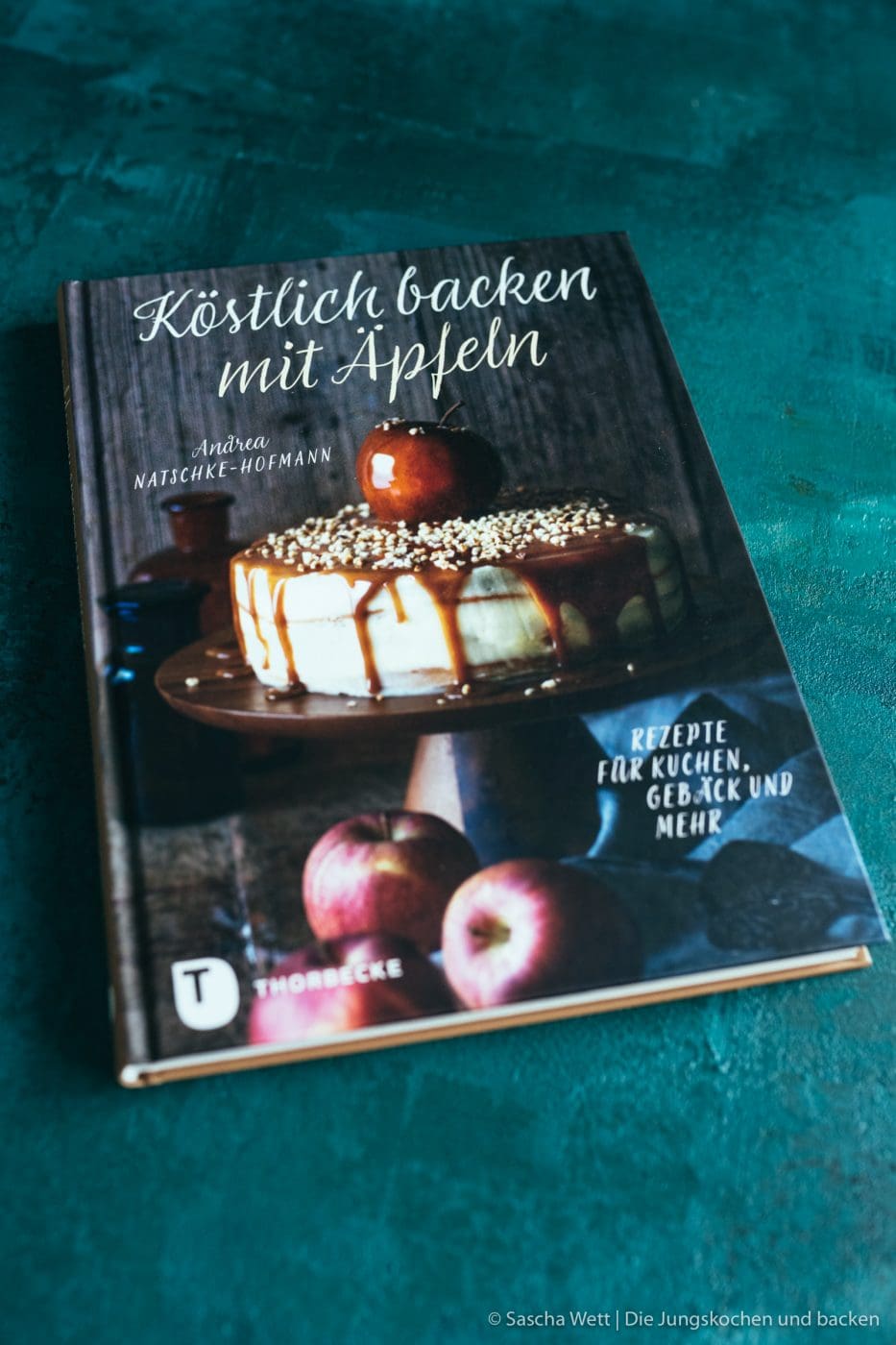 Rezept für einen leckeren und saftigen Blechkuchen mit Apfel, Mohn und jede Menge Streuseln. Aus dem Buch Köstlich backen mit Äpfeln von Zimtkeks & Apfeltarte. #rezepte #backbuch #mohn #backen