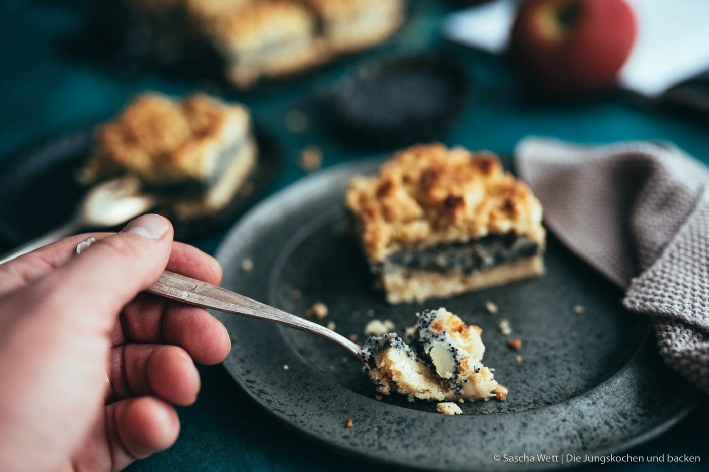 Andrea Natschke Mohn Apfel Streusel 10 | Heut haben wir nicht nur ein verdammt geniales Rezept für euch, sondern auch eine Buchempfehlung, die nicht mehr von Herzen kommen könnte. Das heutige Rezept ist überhaupt gar nicht von uns!!! Es ist von der lieben Andrea von Zimtkeks & Apfeltarte! Sie hat nämlich ein neues Buch rausgebracht und das Thema ist einfach voll unser Ding. Es geht um Alles rund um den Apfel. Wer mag auch keinen Apfelkuchen & Co?!? Wir haben lange überlegt, welches Rezept wir als erstes ausprobieren möchten - Torsten hat ein wenig Überzeugungsarbeit geleistet und die Wahl fiel auf die Apfel-Mohn-Schnitten mit Streuseln.