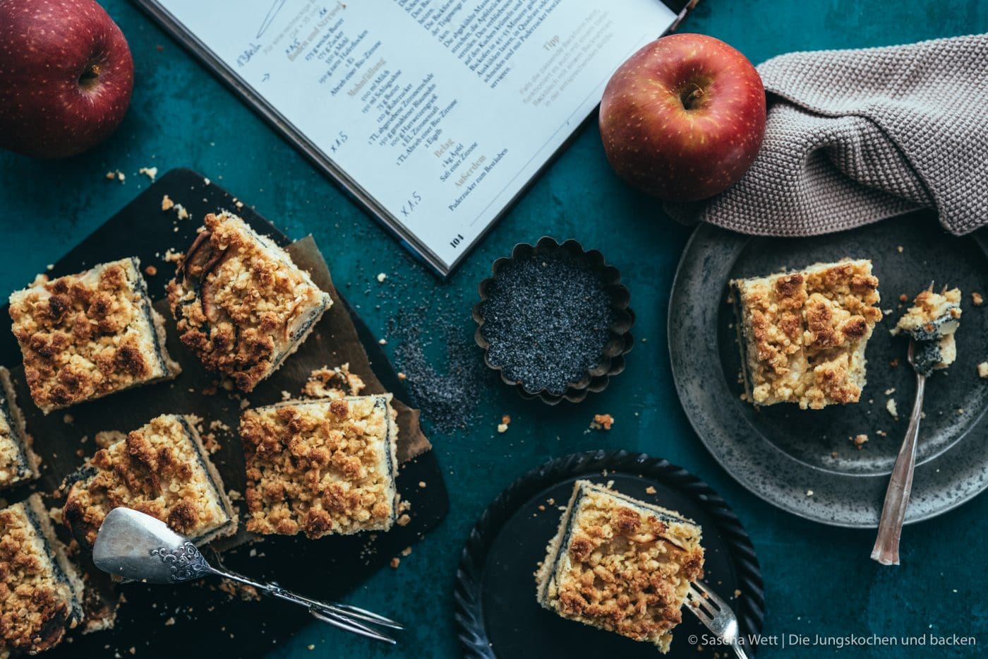 Andrea Natschke Mohn Apfel Streusel 12 | Heut haben wir nicht nur ein verdammt geniales Rezept für euch, sondern auch eine Buchempfehlung, die nicht mehr von Herzen kommen könnte. Das heutige Rezept ist überhaupt gar nicht von uns!!! Es ist von der lieben Andrea von Zimtkeks & Apfeltarte! Sie hat nämlich ein neues Buch rausgebracht und das Thema ist einfach voll unser Ding. Es geht um Alles rund um den Apfel. Wer mag auch keinen Apfelkuchen & Co?!? Wir haben lange überlegt, welches Rezept wir als erstes ausprobieren möchten - Torsten hat ein wenig Überzeugungsarbeit geleistet und die Wahl fiel auf die Apfel-Mohn-Schnitten mit Streuseln.