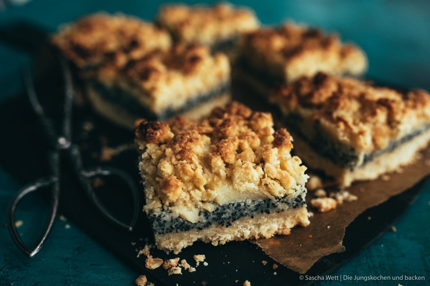 Rezept für einen leckeren und saftigen Blechkuchen mit Apfel, Mohn und jede Menge Streuseln. Aus dem Buch Köstlich backen mit Äpfeln von Zimtkeks & Apfeltarte. #rezepte #backbuch #mohn #backen