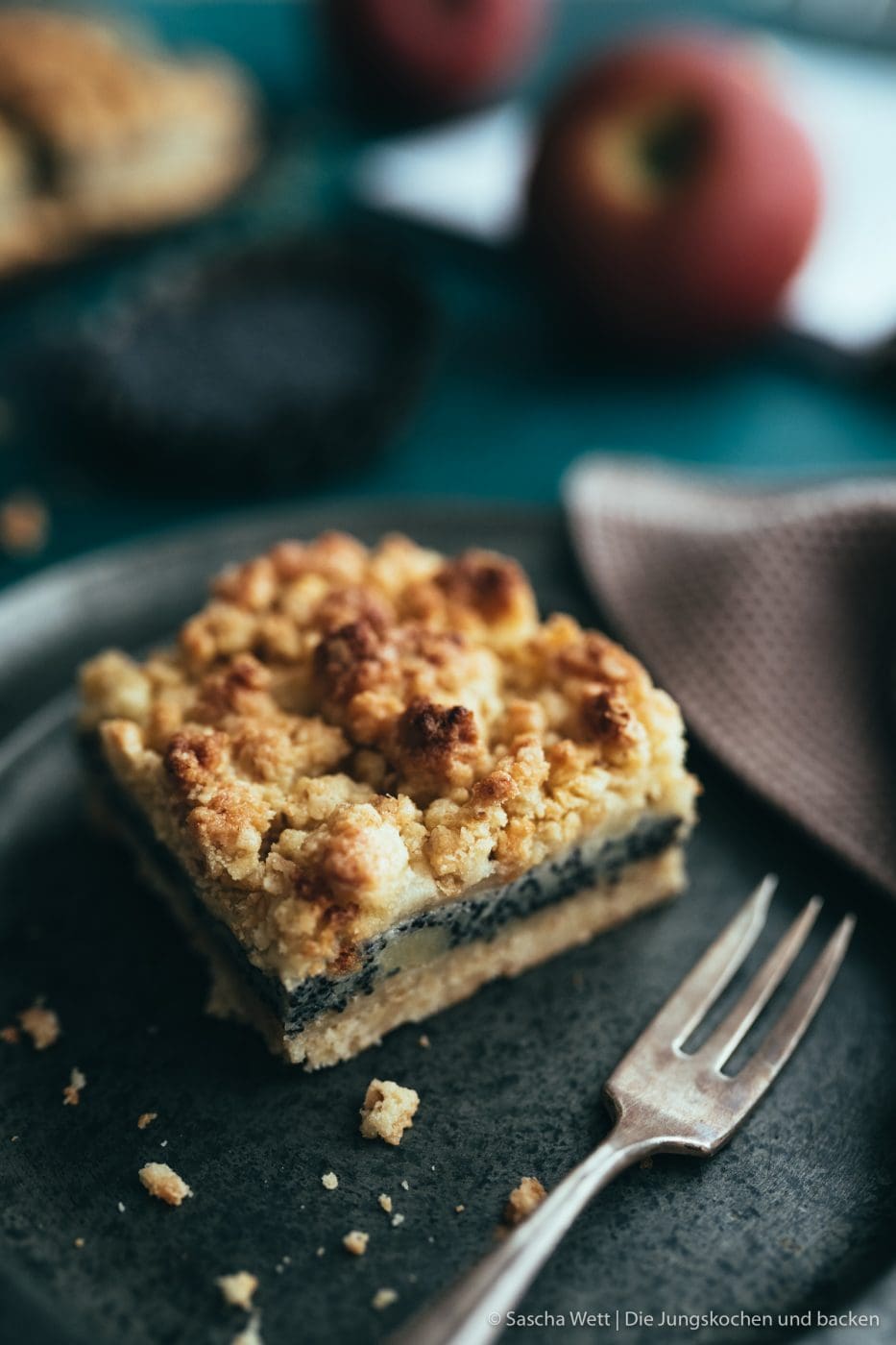 Rezept für einen leckeren und saftigen Blechkuchen mit Apfel, Mohn und jede Menge Streuseln. Aus dem Buch Köstlich backen mit Äpfeln von Zimtkeks & Apfeltarte. #rezepte #backbuch #mohn #backen