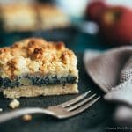 Rezept für einen leckeren und saftigen Blechkuchen mit Apfel, Mohn und jede Menge Streuseln. Aus dem Buch Köstlich backen mit Äpfeln von Zimtkeks & Apfeltarte. #rezepte #backbuch #mohn #backen