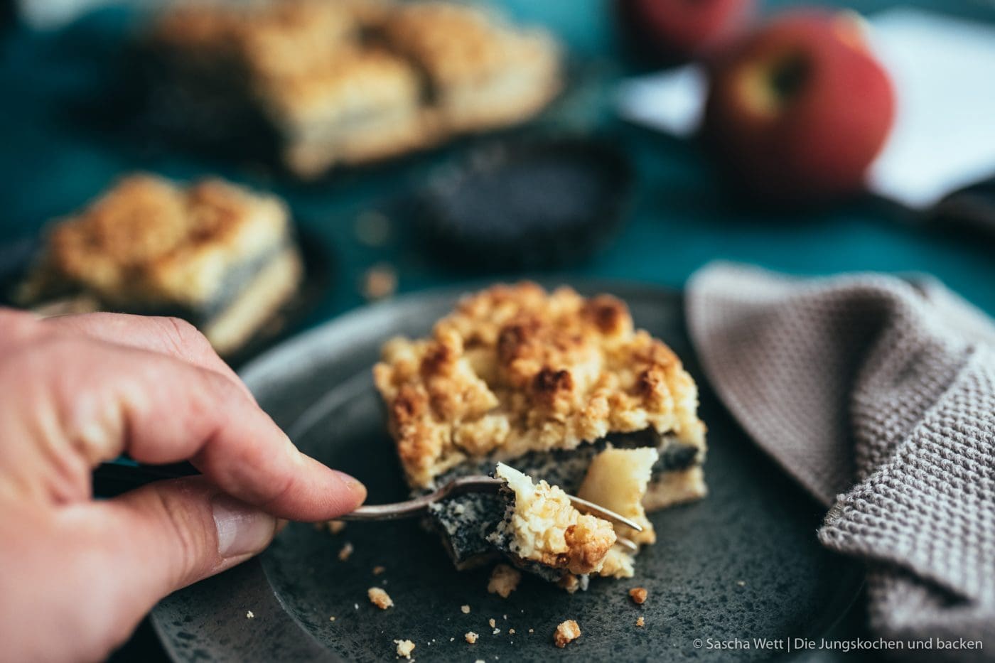 Andrea Natschke Mohn Apfel Streusel 9 | Heut haben wir nicht nur ein verdammt geniales Rezept für euch, sondern auch eine Buchempfehlung, die nicht mehr von Herzen kommen könnte. Das heutige Rezept ist überhaupt gar nicht von uns!!! Es ist von der lieben Andrea von Zimtkeks & Apfeltarte! Sie hat nämlich ein neues Buch rausgebracht und das Thema ist einfach voll unser Ding. Es geht um Alles rund um den Apfel. Wer mag auch keinen Apfelkuchen & Co?!? Wir haben lange überlegt, welches Rezept wir als erstes ausprobieren möchten - Torsten hat ein wenig Überzeugungsarbeit geleistet und die Wahl fiel auf die Apfel-Mohn-Schnitten mit Streuseln.