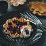 Rezept für Oma Lores weiche Waffeln! Egal ob pur oder mit Kirschen und Sahen, diesen Waffeln kann keiner widerstehen - versprochen! Schnell gemacht und ein Hit für die ganze Familie. #rezepte #omasrezept #waffel #klassiker