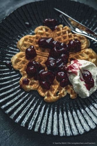 Rezept für Oma Lores weiche Waffeln! Egal ob pur oder mit Kirschen und Sahen, diesen Waffeln kann keiner widerstehen - versprochen! Schnell gemacht und ein Hit für die ganze Familie. #rezepte #omasrezept #waffel #klassiker