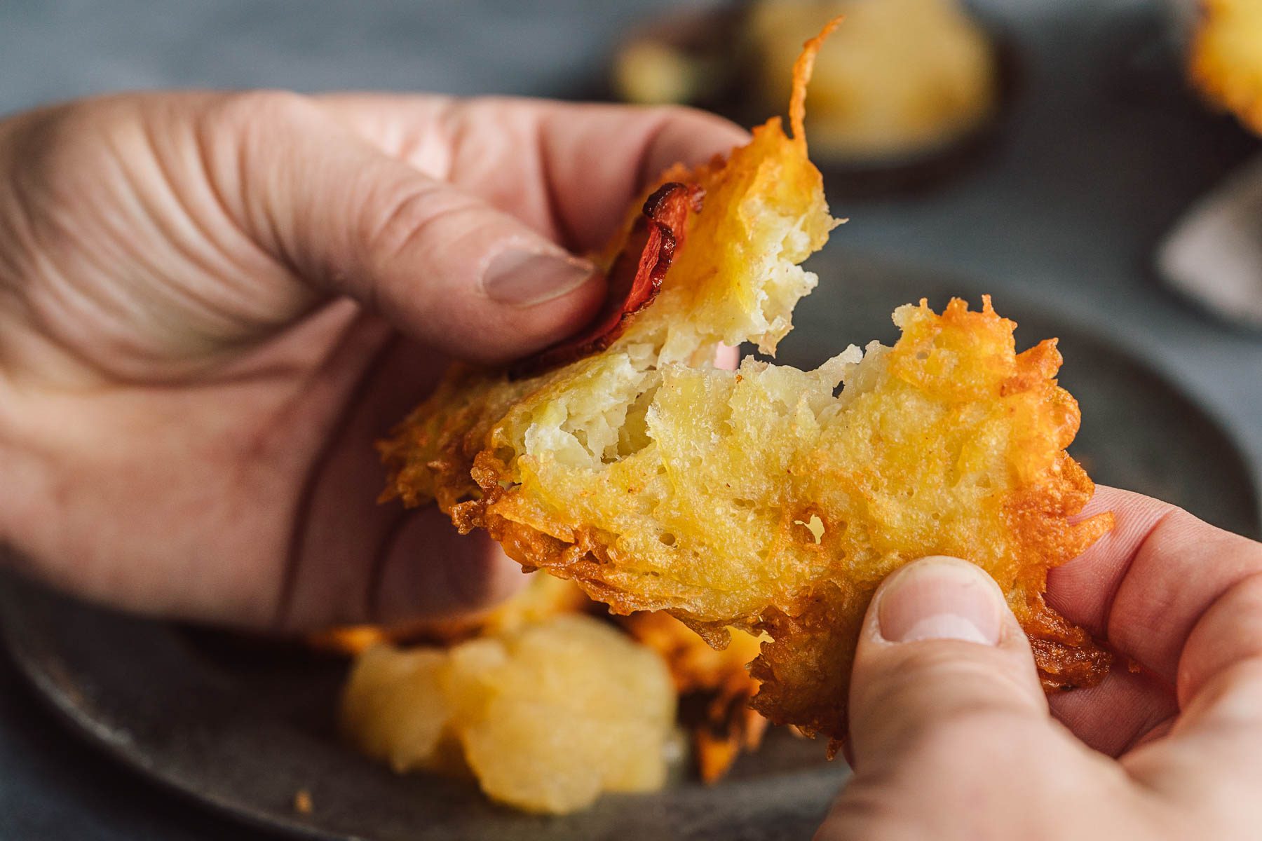 Reibekuchen2024 10 | Reibekuchen ist so ein Gericht, dass mich immer wieder an Oma Lores Küchenzeiten erinnert. Es gab Gerichte, die immer an bestimmten Tagen gekocht wurden, da sie länger in der Zubereitung dauerten und somit nichts für die wöchentliche Küche waren. Daher waren sie immer auf den Samstag gesetzt und ich verbinde mit Reibekuchen den Start ins Wochenende. Samstags gab es in der Regel abwechselnd Reibekuchen, Pfannkuchen oder Knudeln. Ihr lest schon richtig. KNUDELN. Das sind Klöße aus rohen Kartoffeln, die ganz grau aussehen und in Eisbeinsud gekocht werden. Aber dazu kommen wir bestimmt ein anders Mal. Das einzige, das uns davon abhält, ist die Tatsache, dass das Gericht einfach nicht schön aussieht und Sascha noch nicht weiss, wie er es einigermaßen schick anrichten soll, damit ihr nicht gleich weglauft ..!