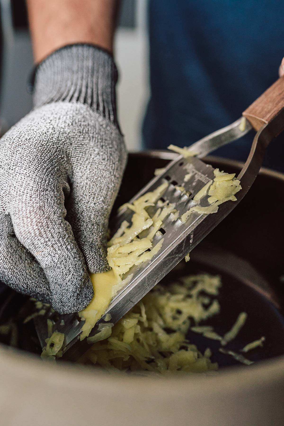 Reibekuchen2024 | Reibekuchen ist so ein Gericht, dass mich immer wieder an Oma Lores Küchenzeiten erinnert. Es gab Gerichte, die immer an bestimmten Tagen gekocht wurden, da sie länger in der Zubereitung dauerten und somit nichts für die wöchentliche Küche waren. Daher waren sie immer auf den Samstag gesetzt und ich verbinde mit Reibekuchen den Start ins Wochenende. Samstags gab es in der Regel abwechselnd Reibekuchen, Pfannkuchen oder Knudeln. Ihr lest schon richtig. KNUDELN. Das sind Klöße aus rohen Kartoffeln, die ganz grau aussehen und in Eisbeinsud gekocht werden. Aber dazu kommen wir bestimmt ein anders Mal. Das einzige, das uns davon abhält, ist die Tatsache, dass das Gericht einfach nicht schön aussieht und Sascha noch nicht weiss, wie er es einigermaßen schick anrichten soll, damit ihr nicht gleich weglauft ..!