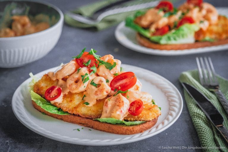 Smörrebröd mit Scholle und Garnelencoktail