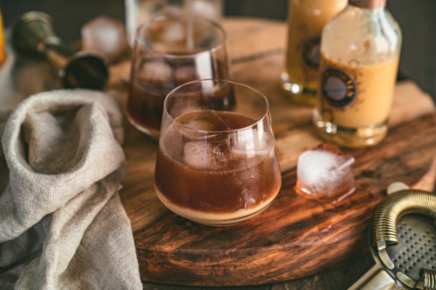 Eggnog Russian 7 Eggnog Russian 14 | Wir haben uns in den letzten Tagen viele Gedanken darüber gemacht, was für einen Cocktail wir unseren Liebsten an einem der Feiertage anbieten könnten. Wir finden, dass gerade ein Cocktail genau das Richtige ist, wenn man nach einem leckeren Feiertag abends zusammen sitzt. Ein Cocktail, bei dem winterliche Aromen leicht durchkommen und bei dem man den Tag Revue passieren lassen kann. Unsere Wahl ist auf einen Eggnog Russian gefallen.