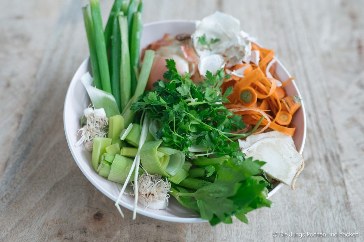 Fond 7 Rezept für Fond. Kann als Saucenansatz oder auch in vielen Gerichten als Flüssigkeitszusatz verwendet werden. Hergestellt aus den "Abfällen" beim Kochen. #resteverwertung #küchenabfälle #basisrezept #saucenbasis #rezepte
