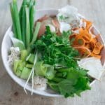 Rezept für Fond. Kann als Saucenansatz oder auch in vielen Gerichten als Flüssigkeitszusatz verwendet werden. Hergestellt aus den "Abfällen" beim Kochen. #resteverwertung #küchenabfälle #basisrezept #saucenbasis #rezepte