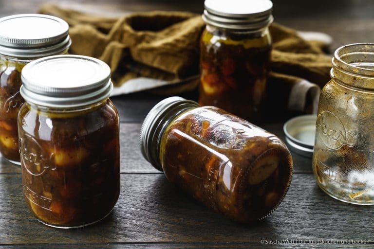 Restegulasch 7 | Gulasch im Schnellkochtopf ist eines der Fleischgerichte, die ich seit Kindheitstagen am allerliebsten esse. Früher wurde bei Oma Lore Gulasch regelmäßig unter der Woche gekocht. Alle zwei Wochen stand ein Gulasch auf dem Tisch. Das konnte in der einen Woche vom Rind sein, in der anderen vom Schwein. Und je nachdem, was der Metzger im Angebot hatte, gab es das Gulasch auch gerne mal halb und halb.