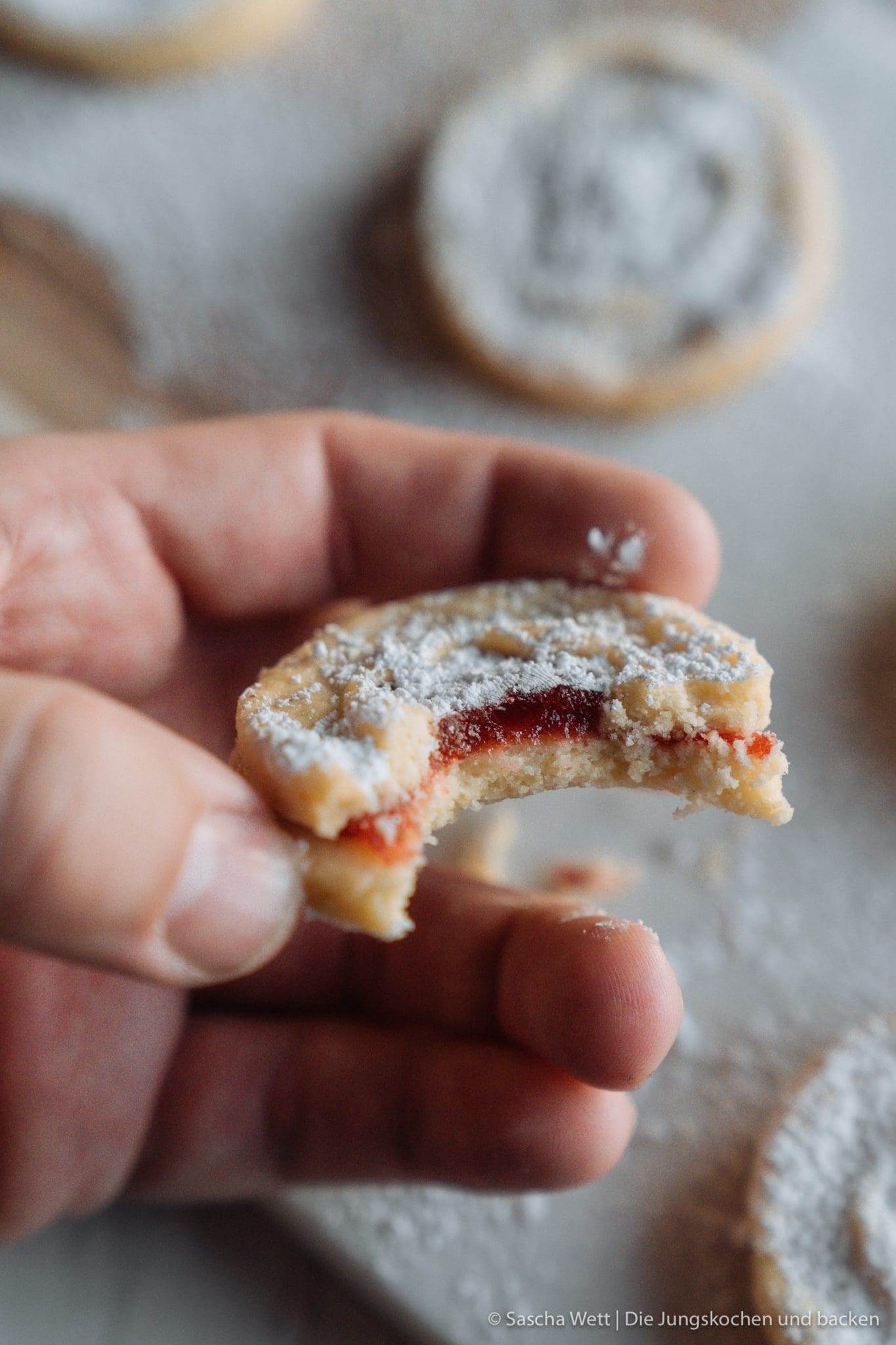 Rezept für leckere Spitzbuben ohne Haselnüsse! Aber dafür mit eurer Lieblingsmarmelade, Nougatcreme oder einer anderen spannenden Füllung. Schnell gemacht und ein absoluter Weihnachtsklassiker! #weihnachtsbäckerei #plätzchen #diejungskochenundbacken