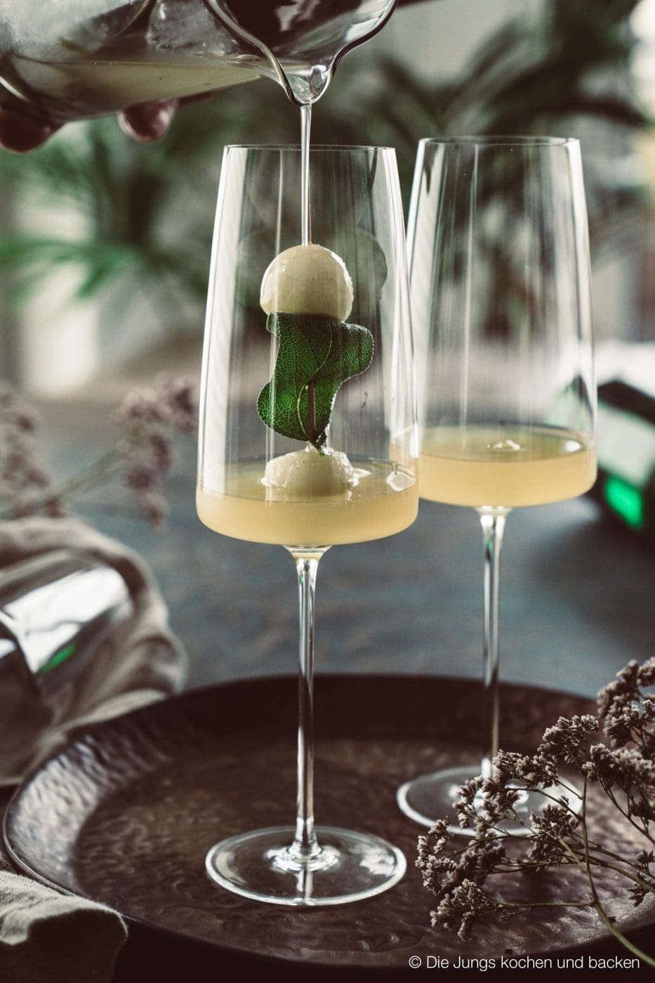 Williams Royale sektcocktail zwiesel 1 | Heute melden wir uns noch ein Mal mit einem letzten Rezeptpost für das Jahr 2019. Und was bietet sich da Schöneres an, als ein toller Drink, den man zwar nicht nur, aber auch zu Silvester servieren kann. Und unser Jahresabschluss Cocktail heißt Williams Royal.