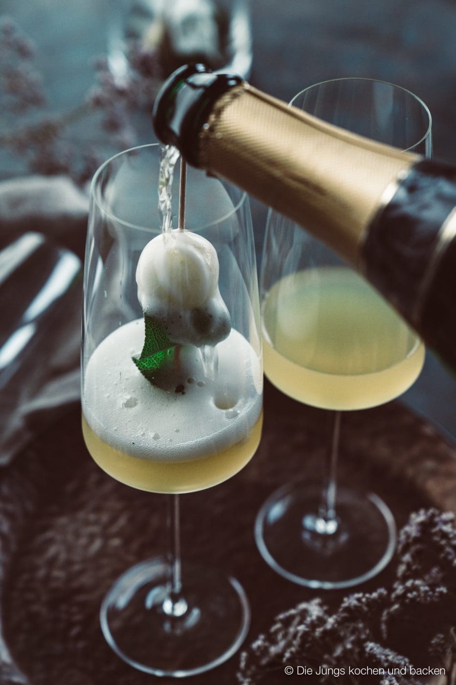 Williams Royale sektcocktail zwiesel 2 | Heute melden wir uns noch ein Mal mit einem letzten Rezeptpost für das Jahr 2019. Und was bietet sich da Schöneres an, als ein toller Drink, den man zwar nicht nur, aber auch zu Silvester servieren kann. Und unser Jahresabschluss Cocktail heißt Williams Royal.