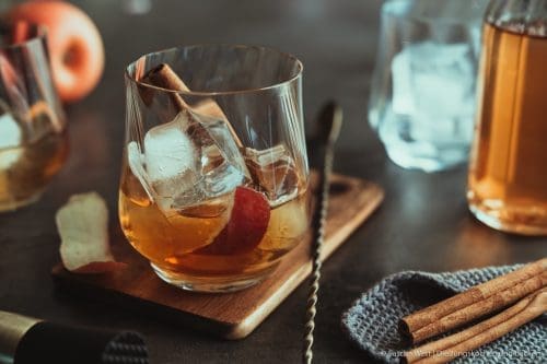 Winter Fashioned | Unsere winterliche Interpretation des Old Fashioned! Rauchiger Whisky, feiner Calvados und ein selbstgemachter Zimtsirup machen den Coktail zum absoluten Wintertraum - müsst ihr ausprobieren. #cocktail #advent #drink #rezepte