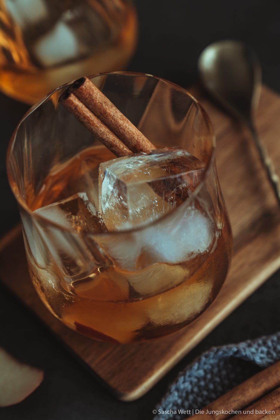 Winter Fashioned | Unsere winterliche Interpretation des Old Fashioned! Rauchiger Whisky, feiner Calvados und ein selbstgemachter Zimtsirup machen den Coktail zum absoluten Wintertraum - müsst ihr ausprobieren. #cocktail #advent #drink #rezepte