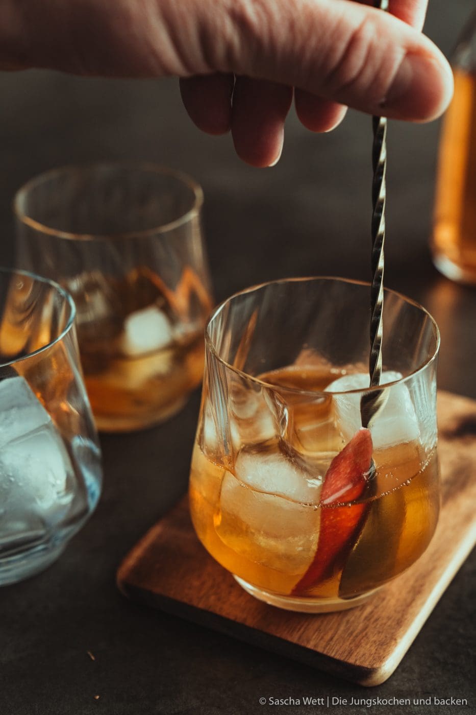 Winter Fashioned | Unsere winterliche Interpretation des Old Fashioned! Rauchiger Whisky, feiner Calvados und ein selbstgemachter Zimtsirup machen den Coktail zum absoluten Wintertraum - müsst ihr ausprobieren. #cocktail #advent #drink #rezepte