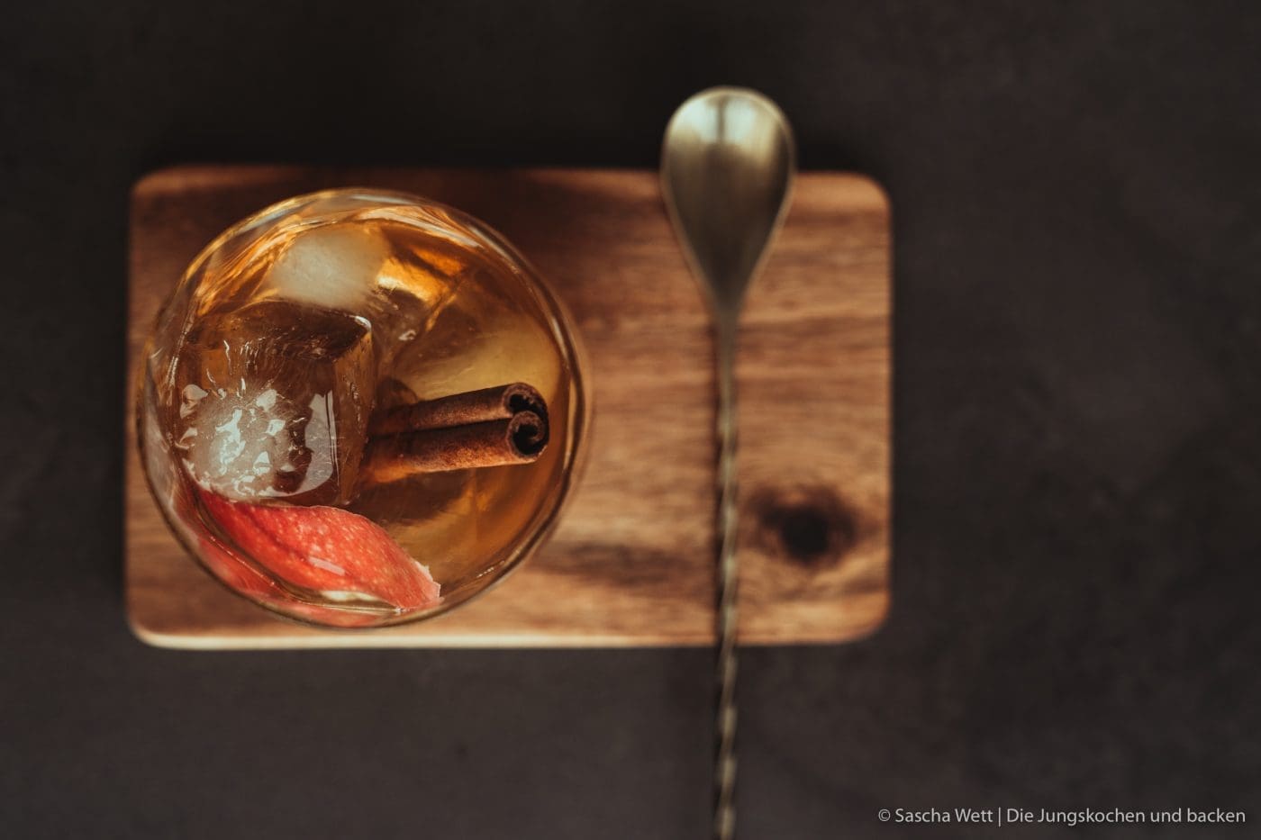 Winter Fashioned - Foodblogger Adventskalender 8 Winter Fashioned | Unsere winterliche Interpretation des Old Fashioned! Rauchiger Whisky, feiner Calvados und ein selbstgemachter Zimtsirup machen den Coktail zum absoluten Wintertraum - müsst ihr ausprobieren. #cocktail #advent #drink #rezepte
