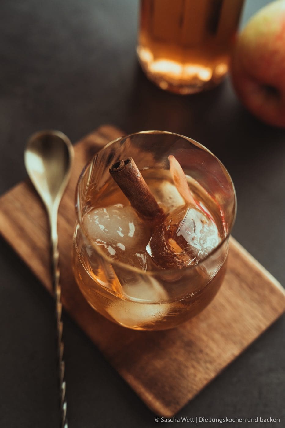 Winter Fashioned | Unsere winterliche Interpretation des Old Fashioned! Rauchiger Whisky, feiner Calvados und ein selbstgemachter Zimtsirup machen den Coktail zum absoluten Wintertraum - müsst ihr ausprobieren. #cocktail #advent #drink #rezepte