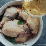 Rezept für Coq au Riesling. Mit unserem Lieblingswein zubereitet. Die fruchtige Säure passt perfekt zum Schmorgericht aus Gemüse und Huhn.