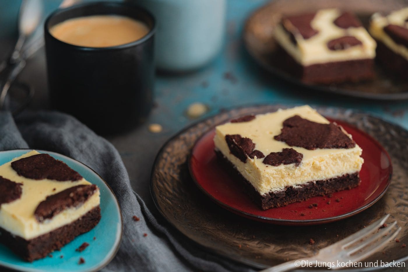 Stück Russischer Zupfkuchen vom Blech auf einem roten Teller