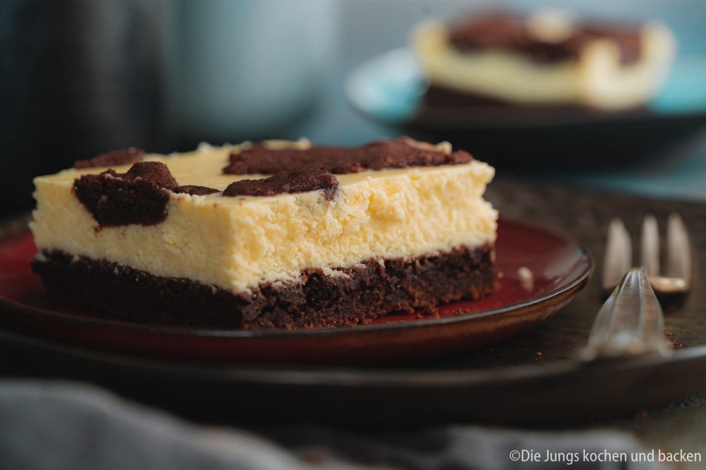 Russischer Zupfkuchen vom Blech 10 Russischer Zupfkuchen 5 | Wo kommen eigentlich die Bezeichnungen einiger Gebäcke her? Der russische Zupfkuchen steht auch schon ewig auf unserer Rezeptliste. Endlich haben wir, nach ein paar Fehlversuchen, ein passendes Rezept für diesen russischen Kuchenklassiker... aber Moment! Ist er das überhaupt? Dem wollen wir auf den Grund gehen. Und nachdem wir das Rätsel gelöst haben, gibt es dann unser Rezept für einen saftigen Russischen Zupfkuchen vom Blech für euch.