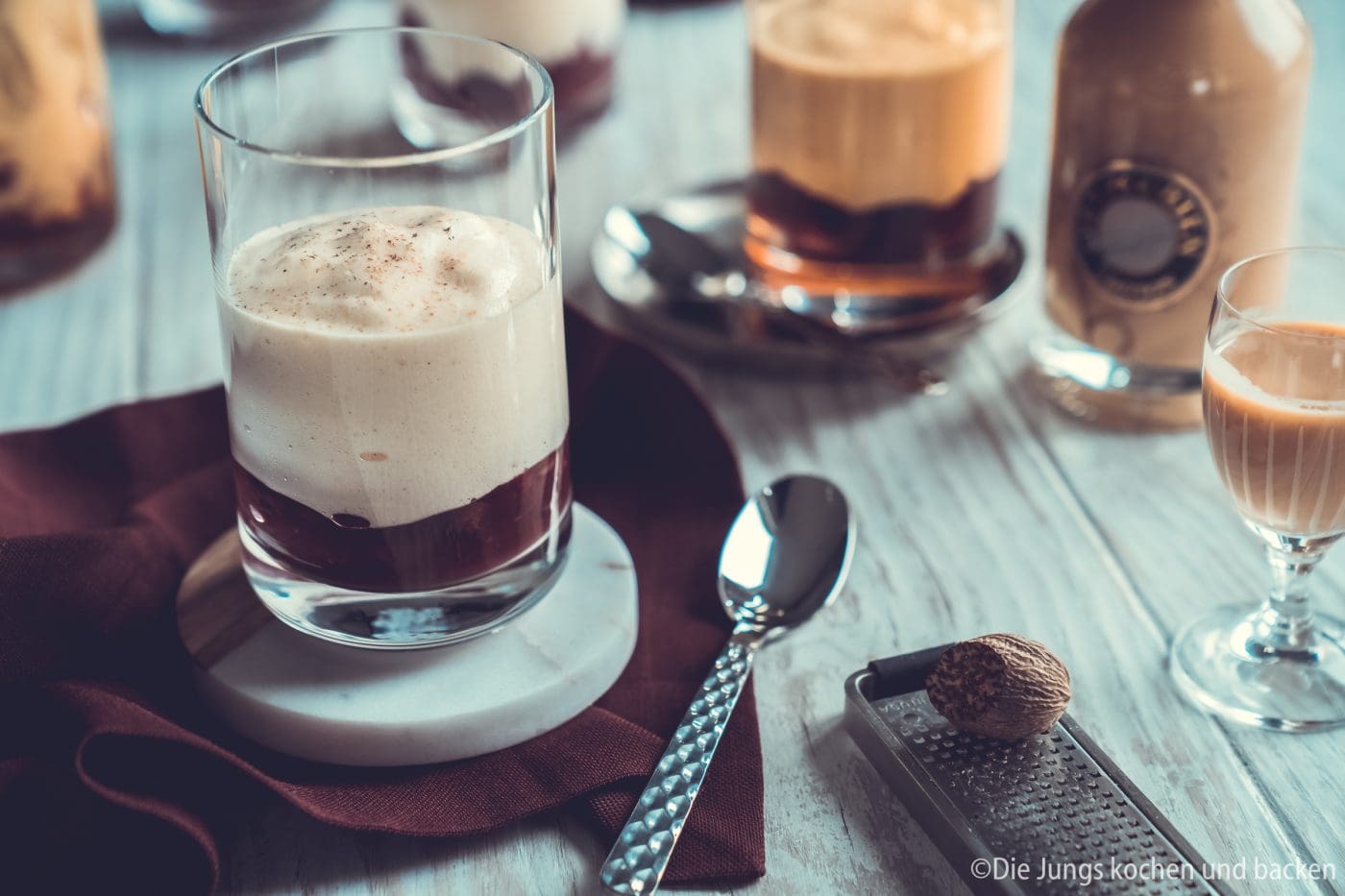 V2 Eierlikör Mousse Verporrten 2 | Heute haben wir mal wieder gemeinsam mit VERPOORTEN ein leckeres Dessert für euch. Womit man wirklich nie etwas falsch macht, ist ein Dessert im Glas und genau das stand auch auf dem Plan! Ich liebe Cremes mit einer moussigen Konsistenz, aber ich wollte auch mal ein Dessert kreieren, das man schnell zubereiten kann und auch zwischendurch gut essen kann. Ihr wisst ja, Dessert geht bei mir immer. Unsere Eierlikör-Mousse mit Kirschen ist genau so ein Dessert und das aus mehreren Gründen!