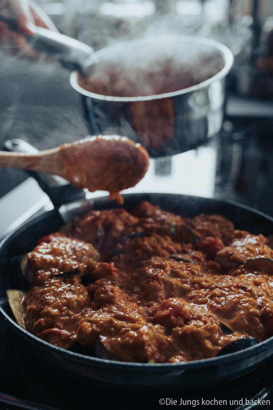 Tefal Schweinefilet italienisch 10 | Wir hatten schon ewig nichts Überbackenes mehr für euch hier und auch bei uns auf dem Tisch. Zu einem gemütlichen Spielenachmittag mit Freunden hatten wir aber richtig Lust auf ein leckeres Gericht, das mit Käse überbacken wird. Es sollte praktisch sein, gut vorzubereiten und nicht so ganz aufwändig. All das sind unsere überbackenen Schweinemedaillons mit Aubergine. Ein guter Grund dafür - es kommt in eine Pfanne, die Pfanne in den Ofen und dann auch auf den Tisch! Was ist das also für eine neue Pfanne??