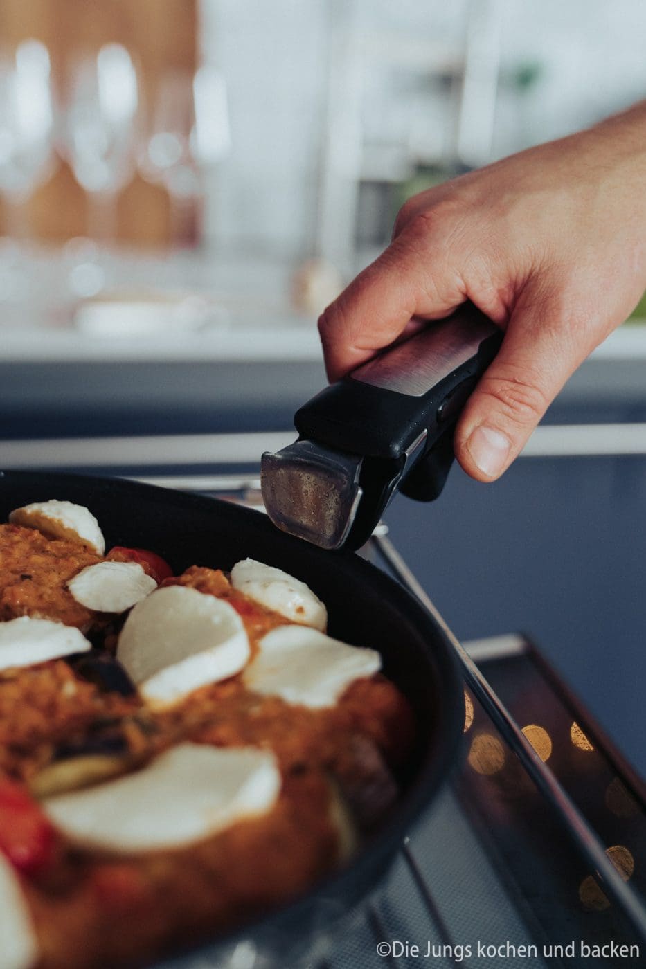 Tefal Schweinefilet italienisch 13 | Wir hatten schon ewig nichts Überbackenes mehr für euch hier und auch bei uns auf dem Tisch. Zu einem gemütlichen Spielenachmittag mit Freunden hatten wir aber richtig Lust auf ein leckeres Gericht, das mit Käse überbacken wird. Es sollte praktisch sein, gut vorzubereiten und nicht so ganz aufwändig. All das sind unsere überbackenen Schweinemedaillons mit Aubergine. Ein guter Grund dafür - es kommt in eine Pfanne, die Pfanne in den Ofen und dann auch auf den Tisch! Was ist das also für eine neue Pfanne??