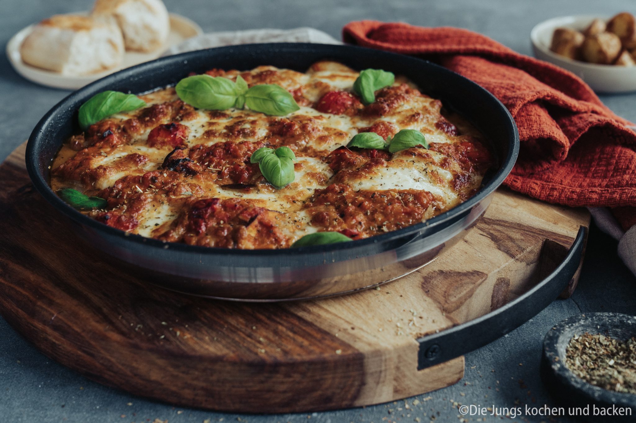 Überbackene Schweinemedaillons mit Aubergine