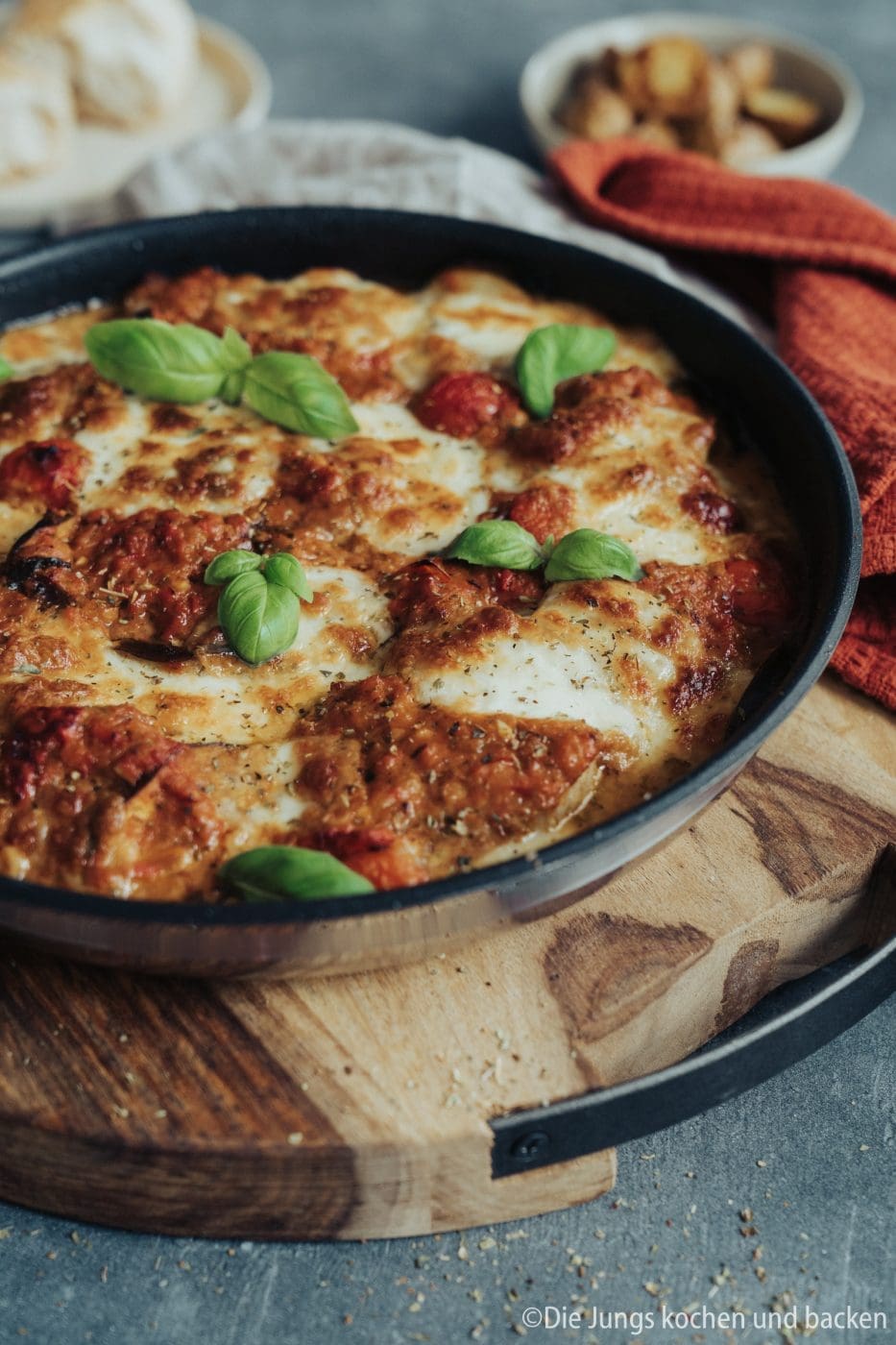 Überbackene Schweinemedaillons mit Aubergine, Käse und cremiger Sauce. Einfaches Ofengericht mit Schweinefilet für Familie und Gäste.