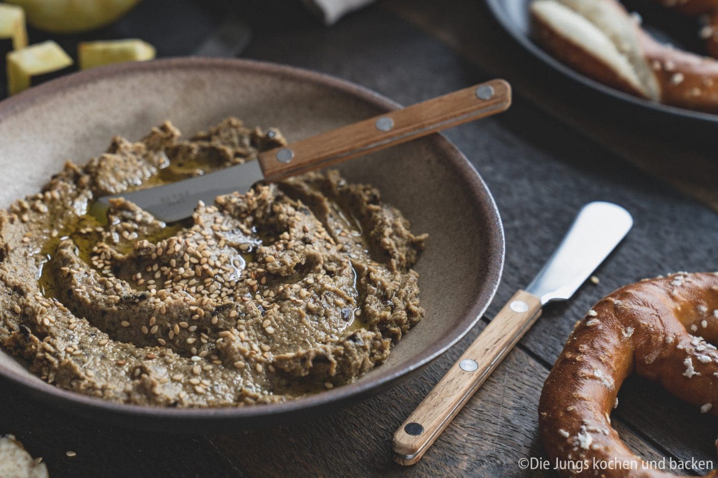 Veganer Aufstrich mit Aubergine 4 Veganer Aufstrich 1 | Wir sind absolute Fans von tollem selbstgebackenem Brot und dazu gehören eben auch Aufstriche. Davon findet man auf dem Blog schon so einige und es werden mit Sicherheit noch mehr. Da wir auch immer wieder darauf achten den Fleischkonsum gering und bei hoher Qualität zu halten, sind Aufstriche immer eine wunderbarer vegetarischer Aufstrich aufs Brot. Und heute kommt bei uns sogar veganer Aufstrich mit Aubergine auf den Tisch.