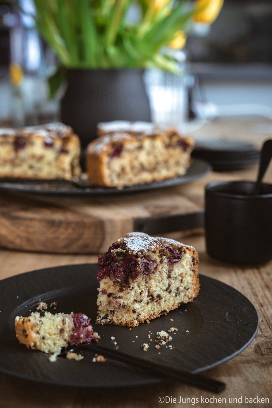 Rezept für einen versenkten Kirschkuchen. Ein schnell und einfach zubereiteter Obstkuchen. Den es immer Sonntags , wenn alle spontan Lust auf Kuchen hatten! #backen #kirschkuchen #rezepte #einfacherezepte