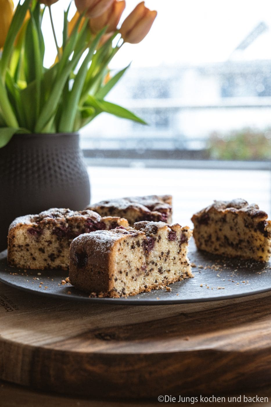 Versenkter Kirschkuchen 8 | Keine Ahnung, wie das bei euch ist?! Bei mir gibt es einfach diese Kuchen-Jieper - dann muss ein leckeres Stück Kuchen her! Scheinbar liegt das bei mir in der Familie, daher haben wir ein tolles und super simples Familienrezept für einen versenkten Kirschkuchen für euch. Denn ein saftig, fruchtiger und schokoladiger Kuchen ist doch eine dieser Sachen, denen niemand widerstehen kann, oder!