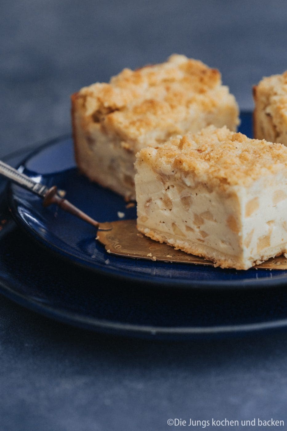 Apfel Schmandkuchen 4 | Es kann nicht genug Apfelkuchen geben!! Da gehen uns auch selten die Ideen aus und wir machen einen Apfelkuchen auch gerne wieder und wieder. Oft läuft es aber so, dass wir verschiedene Teile von Rezepten wild kombinieren, in einen Topf werfen und dann kommt gerade mit Apfel zu 99,9999% etwas mega leckeres raus. So eben auch bei unserem Apfel-Schmandkuchen.